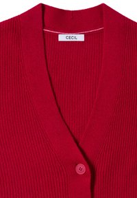 Rotes geripptes Strickjacke mit V-Ausschnitt, Knopfverschluss vorne und strukturiertem Strickmuster. Etikett trägt "CECIL."