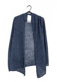 Sweter kardigan w ciemnoniebieskim kolorze, z otwartym przodem, wykonany z lekkiego, teksturowanego materiału. Długie rękawy z podwiniętym brzegiem, wiszący na czarnym wieszaku.