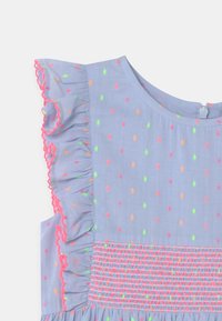 Vaaleansininen mekko, jossa on värikkäitä pilkkuja, frillateet olkahihnat ja smokkikuviointi kirkkaan vaaleanpunaisena. Pehmeä kangas, lyhyet hihat.