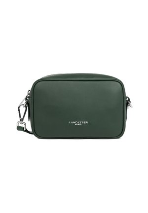 Borsa a tracolla verde in pelle, con forma rettangolare, hardware in argento, contrassegnata con "LANCASTER PARIS" in bianco. Tessuto liscio, chiusura con zip.