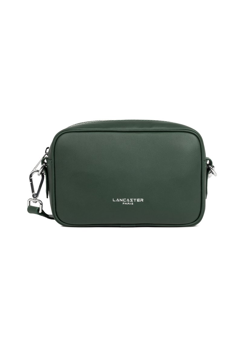 Borsa a tracolla verde in pelle, con forma rettangolare, hardware in argento, contrassegnata con "LANCASTER PARIS" in bianco. Tessuto liscio, chiusura con zip.