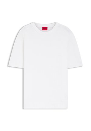 Pull blanc à manches courtes en maille avec encolure ronde et ourlet côtelés, présentant un motif texturé subtil et une étiquette rouge HUGO à l'intérieur du col.