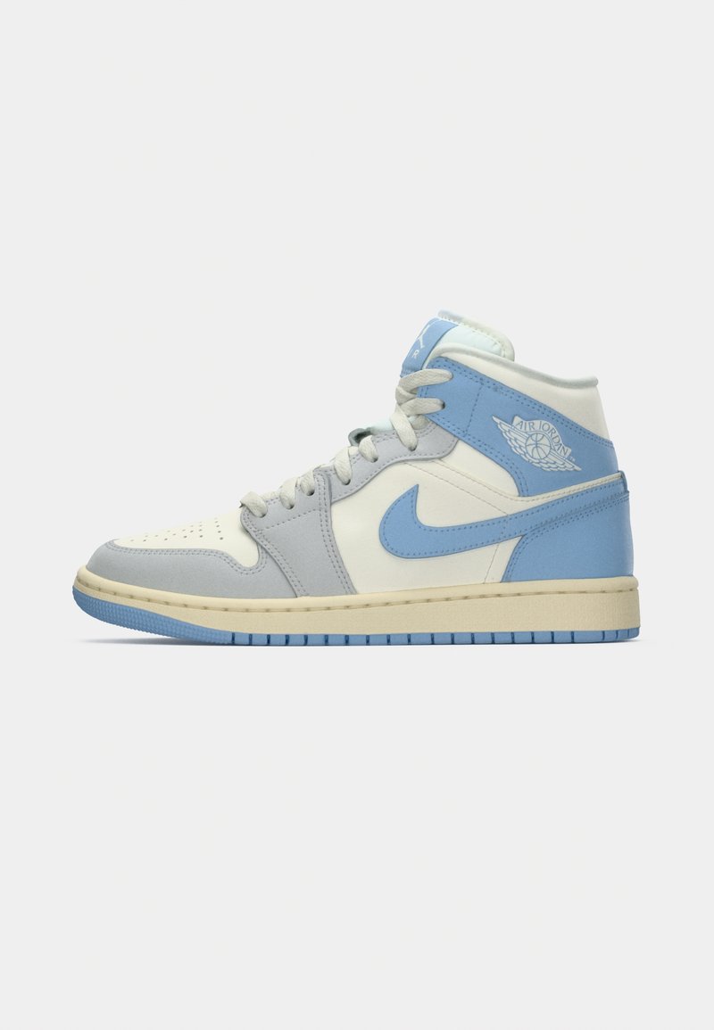Baskets hautes Nike Air Jordan avec des panneaux blancs, bleu clair et gris, un swoosh bleu clair et une semelle beige sur fond blanc uni.