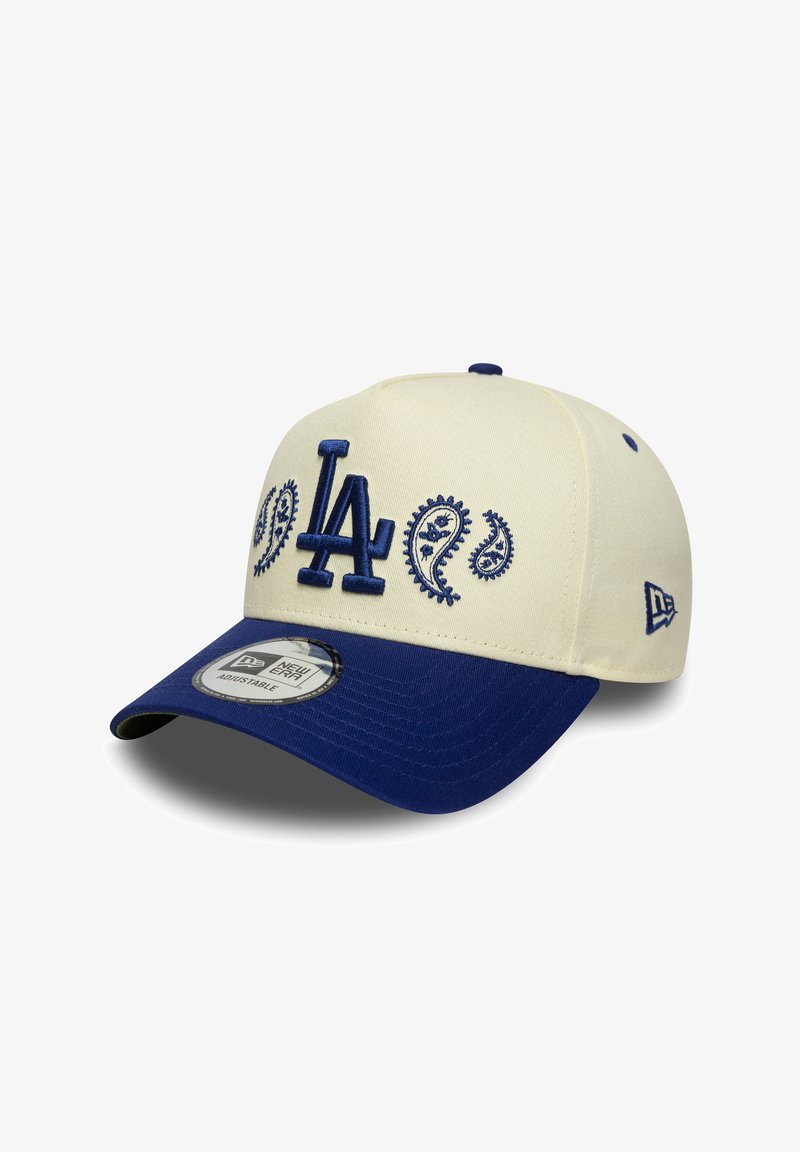 Boné de beisebol de cor creme com aba azul e logótipo da LA. Acentuado com desenhos paisley azuis. Inclui faixa ajustável. Marca New Era.