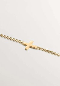 Collar de tono dorado con un colgante de cruz plana en una cadena enlazada. Textura suave y diseño sencillo, adecuado para el uso diario.