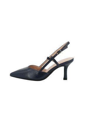 Décolleté slingback in pelle nera con punta appuntita, cinturino sottile regolabile e tacco curvo di media altezza.
