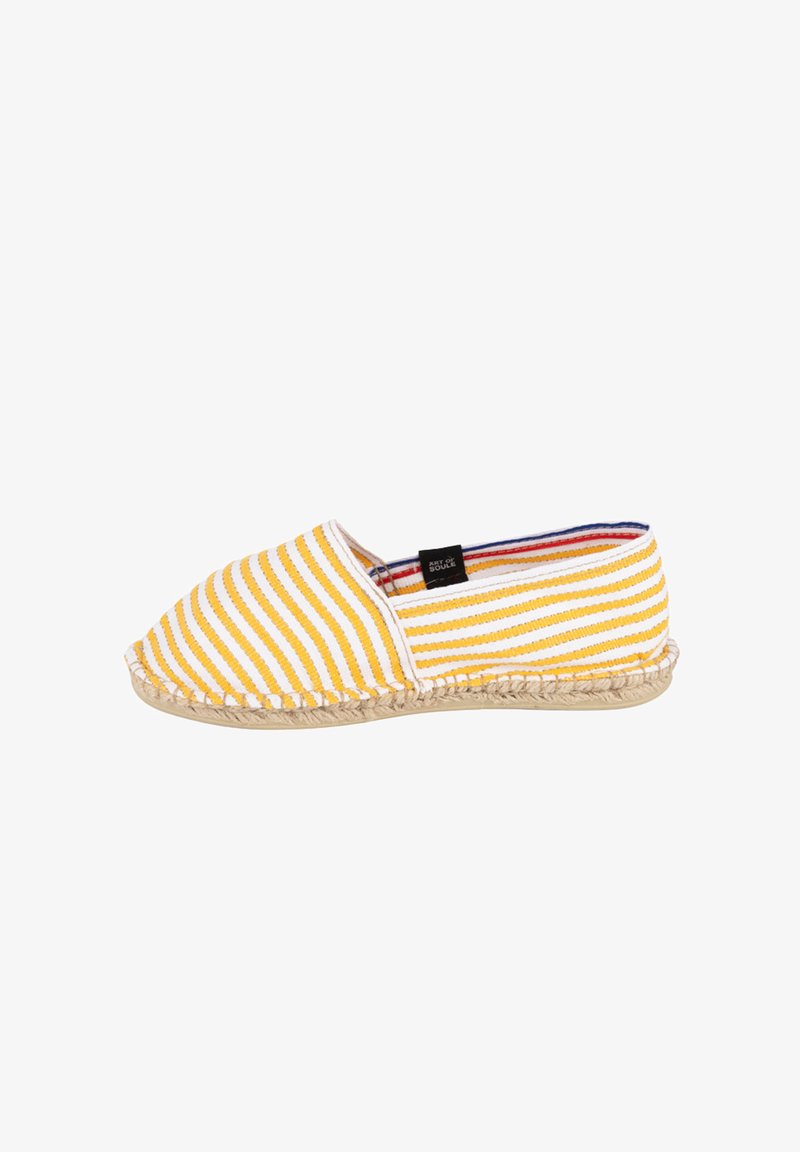 Espadrille rayée jaune et blanche avec semelle tissée et une étiquette noire portant l'inscription "Art of Soule" sur le côté.