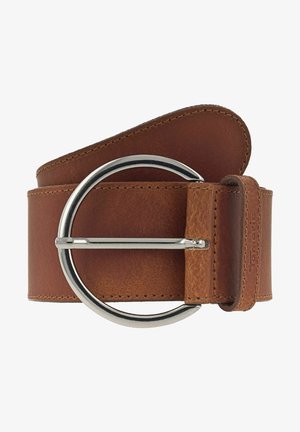 Cinturón de cuero marrón con una hebilla circular de metal plateado. Presenta una textura suave, bordes cosidos y una sutil impresión de la marca en el cuero.