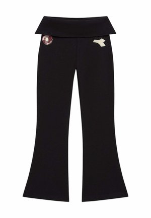 Pantaloni neri a zampa con una larga cintura ripiegata e due piccole toppe vicino alla parte superiore frontale.