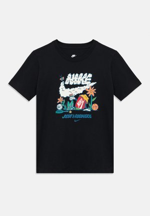 Camiseta negra de algodón con diseño gráfico colorido de plantas, objetos deportivos y el texto del logo de Nike "REST + RECOVERY." Mangas cortas.