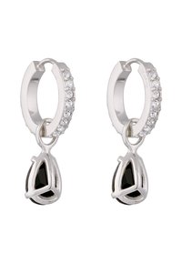 Boucles d'oreilles en argent en forme de créoles, ornées d'une rangée de cristaux transparents et de pierres en goutte noire pendantes, présentant un design élégant et une finition polie.