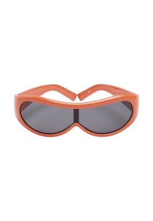 Eleganckie okulary przeciwsłoneczne z pomarańczową oprawką, ciemnymi, ciągłymi soczewkami oraz grubymi zausznikami, zaprojektowane na pełne pokrycie oczu i nowoczesny styl.