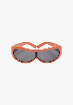 Eleganckie okulary przeciwsłoneczne z pomarańczową oprawką, ciemnymi, ciągłymi soczewkami oraz grubymi zausznikami, zaprojektowane na pełne pokrycie oczu i nowoczesny styl.