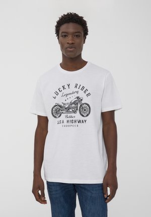 T-shirt bianco in cotone con grafica di una motocicletta nera e la scritta "LUCKY RIDER Legendary Bobber USA HIGHWAY" in un font vintage.