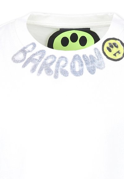 T-shirt bianco con la scritta "BARROW" in lettere grigie sul colletto, dotato di un'etichetta verde con punti neri e una grafica di una faccina sorridente gialla.