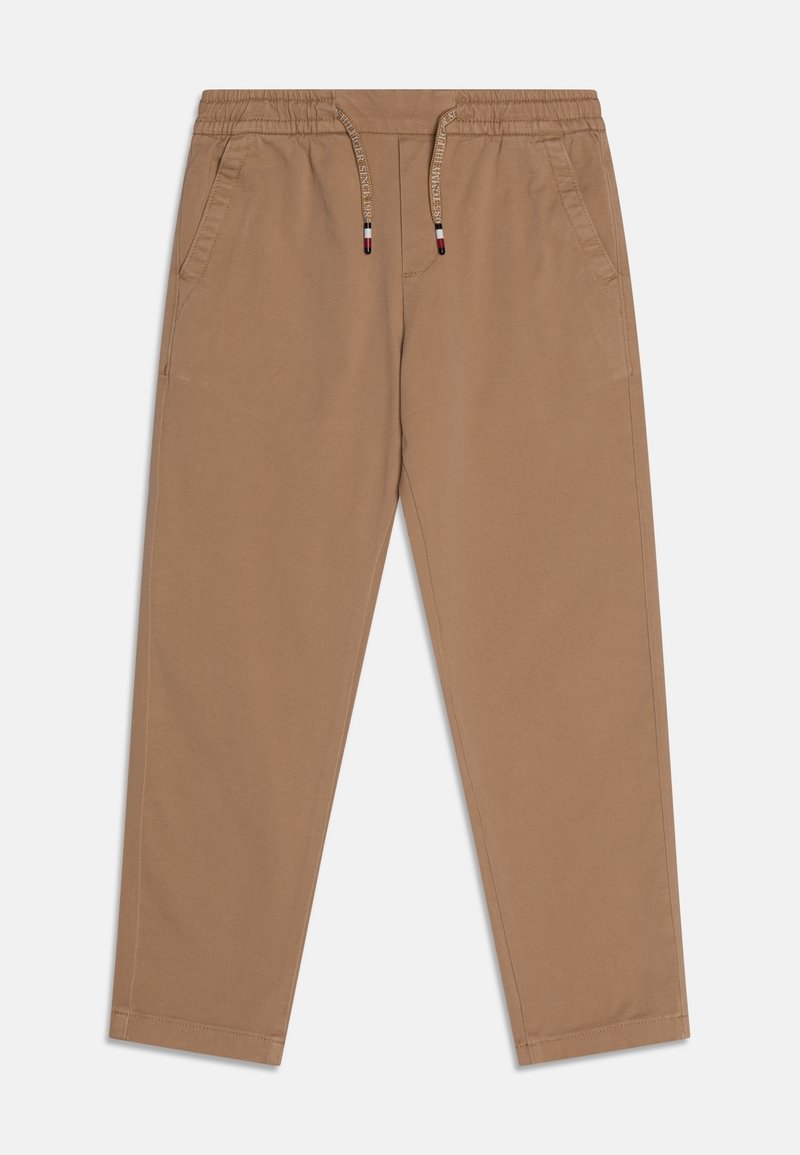 Jasnobrązowe spodnie na elastycznej talii z sznurkiem, dwoma bocznymi kieszeniami i zwężanymi nogawkami. Gładka tekstura, minimalistyczny design, brak widocznych wzorów.