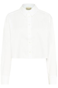 Biała krótka koszula z długimi rękawami, stożkowym kołnierzykiem i zapinana na guziki z przodu. Wykonana z gładkiej tkaniny o czystym, minimalistycznym designie.