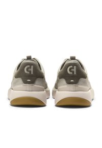 Pánské tenisky s neutrální barevnou paletou, texturovaným semišovým a síťovaným svrškem, zaobleným tvarem, polstrovanou podrážkou a logovými akcenty.