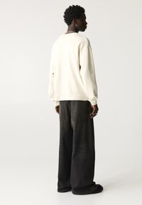 PULL&BEAR Pulover - white