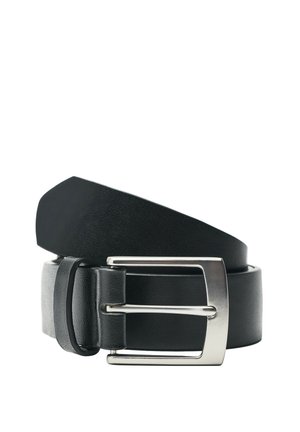 Ceinture en cuir noir roulée avec une boucle métallique rectangulaire argentée et une seule boucle en cuir.
