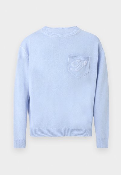 Pull en tricot bleu clair à manches longues, avec un col rond côtelé, des poignets, un ourlet et une poche poitrine ornée d'un motif brodé subtil.