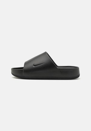 Zwarte slide sandaal van soepel synthetisch materiaal, met een ronde neus, Nike-logo accent en een getextureerde zool voor grip.