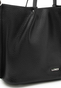 Borsa tote in pelle nera con finitura testurizzata, dotata di due manici e di un dettaglio logo argentato sulla parte anteriore. Design morbido e spazioso.