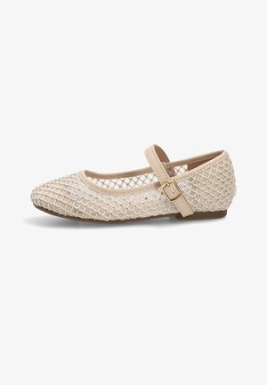 Zapato plano Mary Jane beige con un patrón de malla en forma de diamante, correa con hebilla pequeña y punta redondeada.