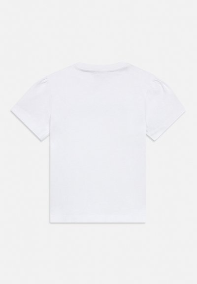 Läbipaistev valge lühikeste varrukatega t-särk, nähtav tagant, ümmarguse kaelusega ja õmbluste juures kergete voltidega õlgadel.