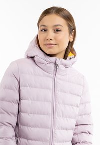 Giacca a vento lilla con cappuccio, caratterizzata da una texture trapuntata, una zip frontale e un logo a forma di cuore sul petto; foderata in giallo.