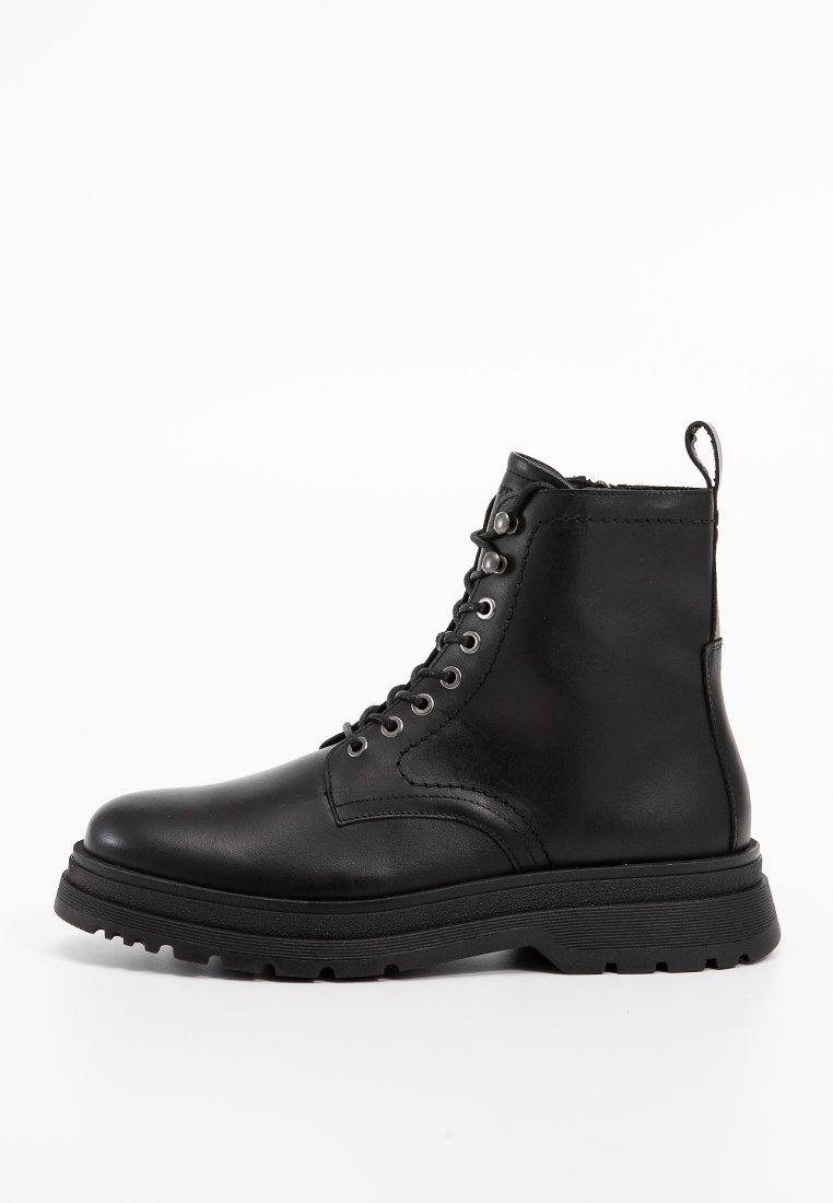 Schwarze Leder-Ankle Boots mit runder Zehenpartie, Schnürverschluss, Zuglasche, strukturierten Seiten und derbem Gummisohle. Einfaches Design mit minimalen Akzenten.