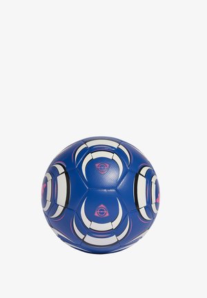 Niebieska piłka nożna z białymi i czarnymi zakrzywionymi wzorami oraz małymi różowymi, okrągłymi logo na białym tle.