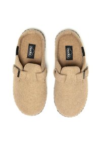 Zapatillas de casa en color tostado con la parte trasera cerrada, que cuentan con un detalle de hebilla y una suela negra texturizada. Interior forrado para mayor comodidad.