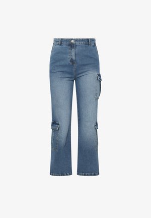 Vaqueros cargo de mezclilla azul con cintura alta, piernas anchas, trabillas, cierre de botón frontal y cremallera, y bolsillos con solapa en los muslos y las pantorrillas.