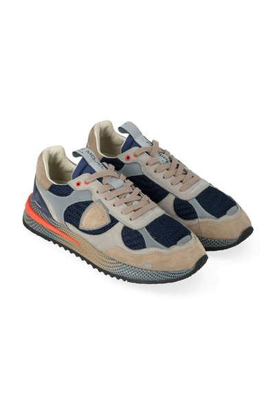 Un paio di sneakers in mesh beige, grigio e blu navy con dettagli in suede color sabbia e dettagli arancioni sulla suola, mostrati affiancati su uno sfondo bianco.