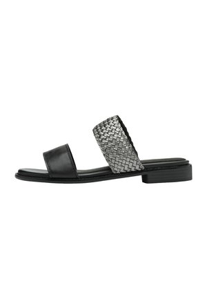 Sandale en cuir noir avec une lanière tissée en argent. Semelle plate avec un design à bout carré et des accents minimalistes.