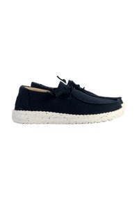 Scarpe in suede blu navy con suola bianca maculata, design a punta rotonda e chiusura con lacci. Texture morbida e stile minimalista.