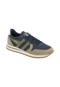 Sneaker navy e beige realizzata in materiali suede e tessuto, con strisce verdi, un cappuccio del tallone bianco e suola in gomma naturale.