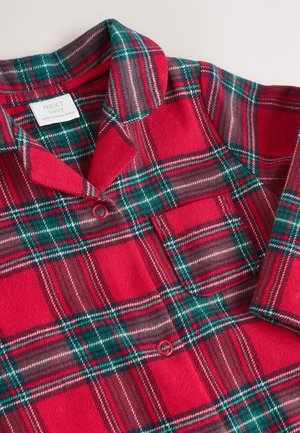 Punane ja roheline ruuduline flanellsärk, millel on kraega kaelus, nööpidega esikinnitus ja pehme tekstuur. Krae juures on nähtav silt.