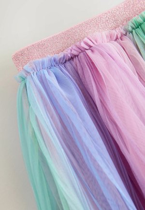 Daudzkrāsaina tilla svārki ar spīdīgu rozā jostasvietu. Slāņi ietver piparmētras zaļu, lavandas violetu, rozā un zilu tilla, radot gradienta efektu.