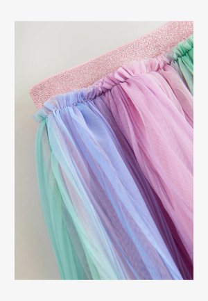 Fustă din tul multicolor cu o talie roz sclipitoare. Straturile includ tul verde mentă, lavandă, roz și albastru, creând un efect de gradient.