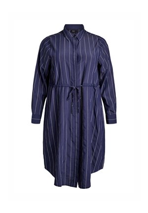 Robe chemise bleu marine à rayures blanches verticales, col boutonné, manches longues, taille cintrée avec un cordon de serrage, et texture de tissu lisse.