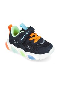 Zapatilla deportiva negra con parte superior de malla, cordones naranjas y una correa de velcro. Acentos coloridos en azul, verde y naranja sobre una suela blanca.