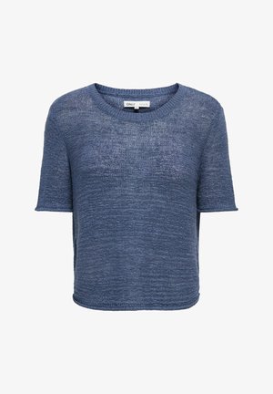 Niebieski krótki sweter z krótkim rękawem i okrągłym dekoltem, lekko skrócony u dołu, wykonany z lekkiej, teksturowanej tkaniny.