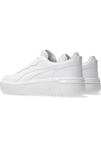 Vita lädersneakers med en slät yta, rund tå, snörningsdesign och synlig branding på hälen och sidan. Texturerade sulor för bra grepp.