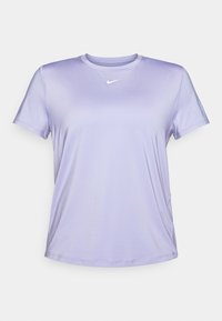 Krátké tričko Nike s krátkými rukávy v světle levandulové barvě, se zaobleným výstřihem, hladkou texturou a bílým logem na prsou.