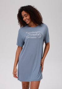 Nightdress blu con maniche corte e vestibilità comoda, caratterizzato da testo bianco "Buonanotte Sogni D'oro" e grafica di una luna sulla parte anteriore. Tessuto morbido.