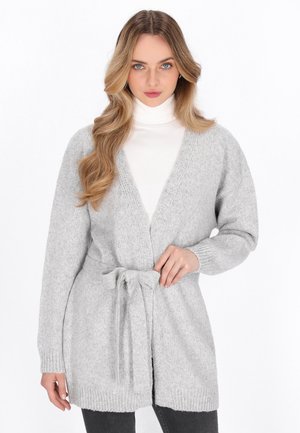 Harmaa neulecardigan, jossa on vyötärö vyöttäminen, pitkät hihat ja auki oleva etuosa. Ominaisuuksiin kuuluu pehmeä rakenne sekä ribbireunat ja -hiat.