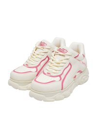 Vita sneakers med rosa accenter, med en kraftig sula, perforerat tåk område och texturerad tygdetalj. Skosnören och logotyp på tungan.
