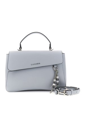 Jasnoszara strukturalna torebka z górnym uchwytem, odpinanym paskiem oraz ozdobnym breloczkiem z czarno-białych koralików.